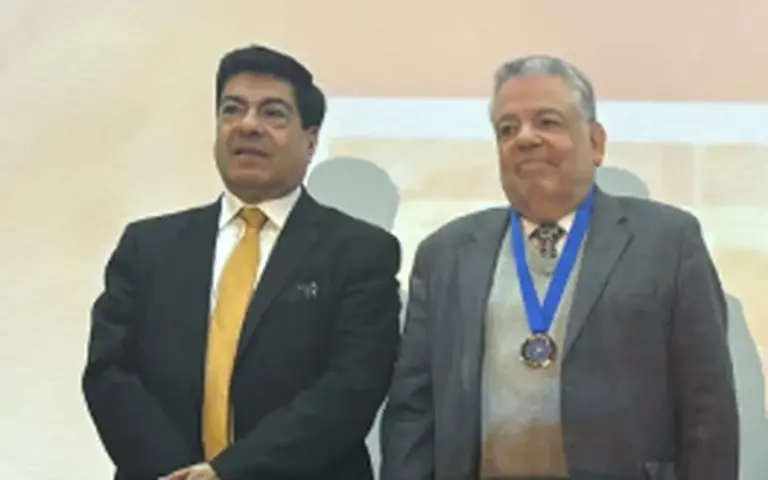 Daniel López Stefoni, à direita, com a medalha de Doutor Honoris Causa da Universidad de Los Lagos
