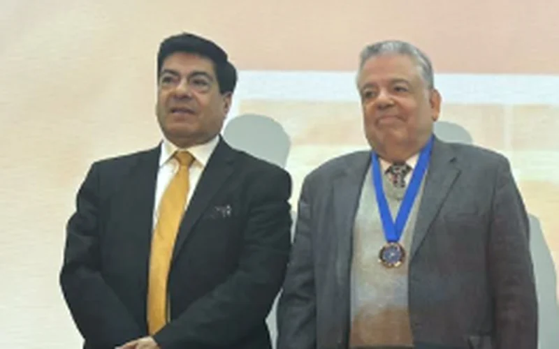 Daniel López Stefoni, à direita, com a medalha de Doutor Honoris Causa da Universidad de Los Lagos